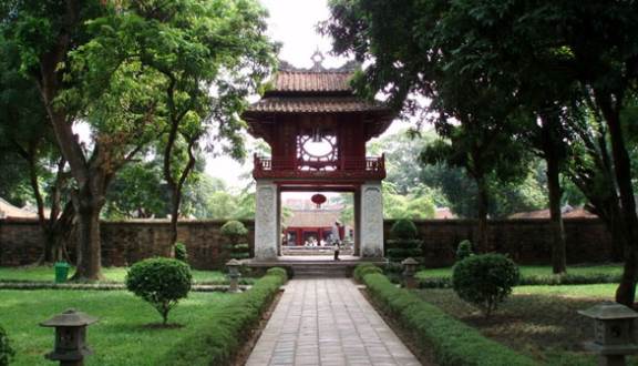 معبد الأدب ومبنى الجامعة الوطنية هانوي